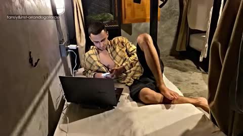 Snapshot of orlando__bloom chatting on 11-04-25, 08:46 Fansly and Instagram -  online show from 11-04-25, 08:46