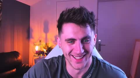 Snapshot of oscar_miller_ chatting on 10-03-25, 09:23 Oscar online show from 10-03-25, 09:23