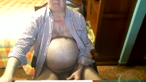 Snapshot of oscarw chatting on 04-05-26, 04:04 Oscar online show from 04-05-26, 04:04