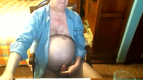 Snapshot of oscarw chatting on 04-08-26, 03:23 Oscar online show from 04-08-26, 03:23