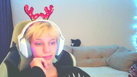Snapshot of ostin_meoww chatting on 12-11-24, 01:17 Ostin online show from 12-11-24, 01:17