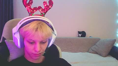 Snapshot of ostin_meoww chatting on 12-18-24, 12:40 Ostin online show from 12-18-24, 12:40