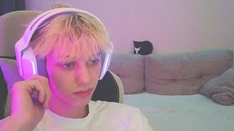 Snapshot of ostin_meoww chatting on 12-27-24, 04:43 Ostin online show from 12-27-24, 04:43