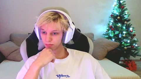 Snapshot of ostin_meoww chatting on 01-06-25, 03:51 Ostin online show from 01-06-25, 03:51