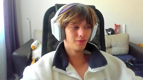 Snapshot of ostin_meoww chatting on 09-11-25, 02:44 Ostin online show from 09-11-25, 02:44