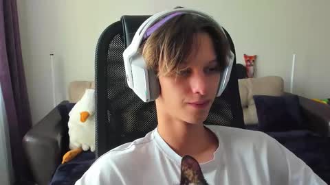 Snapshot of ostin_meoww chatting on 09-18-25, 09:44 Ostin online show from 09-18-25, 09:44