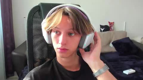 Snapshot of ostin_meoww chatting on 09-27-25, 11:04 Ostin online show from 09-27-25, 11:04