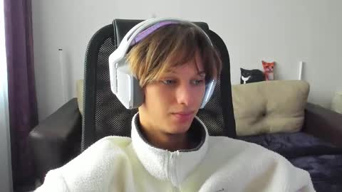 Snapshot of ostin_meoww chatting on 09-29-25, 05:23 Ostin online show from 09-29-25, 05:23