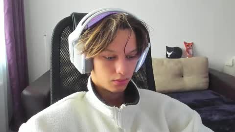 Snapshot of ostin_meoww chatting on 10-06-25, 03:26 Ostin online show from 10-06-25, 03:26