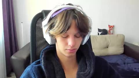 Snapshot of ostin_meoww chatting on 10-19-25, 08:37 Ostin online show from 10-19-25, 08:37