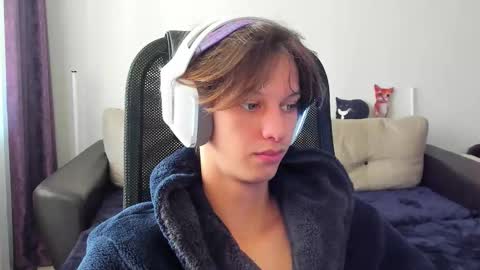 Snapshot of ostin_meoww chatting on 10-21-25, 10:16 Ostin online show from 10-21-25, 10:16