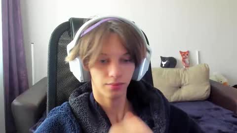 Snapshot of ostin_meoww chatting on 10-28-25, 07:45 Ostin online show from 10-28-25, 07:45