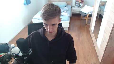 Snapshot of overkneebabe chatting on 10-18-25, 11:33 OverkneeBabe online show from 10-18-25, 11:33