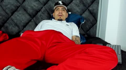 Snapshot of owensttone chatting on 11-12-25, 12:27 O W E N - S T O N E online show from 11-12-25, 12:27