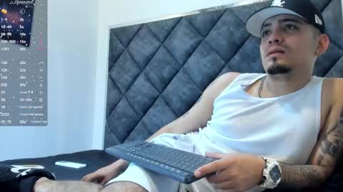 Snapshot of owensttone chatting on 11-15-25, 01:18 O W E N - S T O N E online show from 11-15-25, 01:18