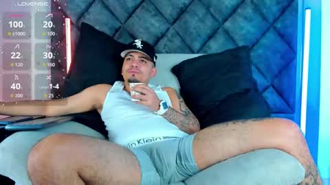 Snapshot of owensttone chatting on 12-04-25, 01:53 O W E N - S T O N E online show from 12-04-25, 01:53