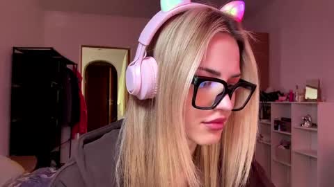 Snapshot of ozellagranville chatting on 03-22-26, 10:18 Eva online show from 03-22-26, 10:18