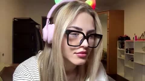 Snapshot of ozellagranville chatting on 03-27-26, 06:40 Eva online show from 03-27-26, 06:40