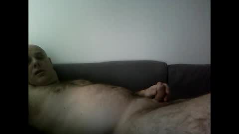 Snapshot of ozzy60 chatting on 12-18-25, 08:20 ozzy60 online show from 12-18-25, 08:20