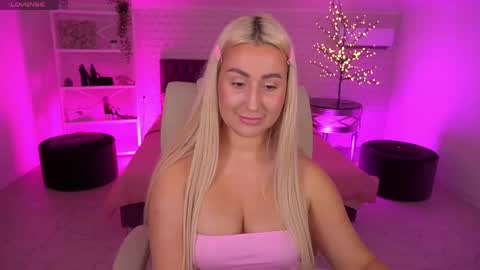 Snapshot of paolamola chatting on 05-10-26, 02:11 Lia online show from 05-10-26, 02:11