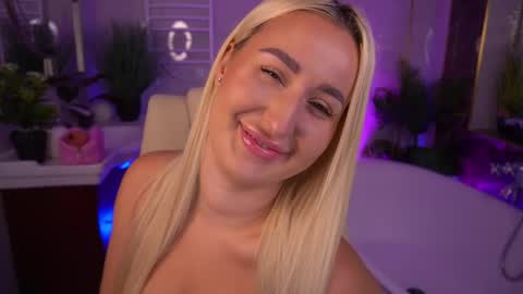 Snapshot of paolamola chatting on 05-29-26, 01:42 Lia online show from 05-29-26, 01:42