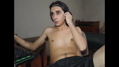 Snapshot of papito20cm chatting on 12-13-24, 02:43 Lau online show from 12-13-24, 02:43