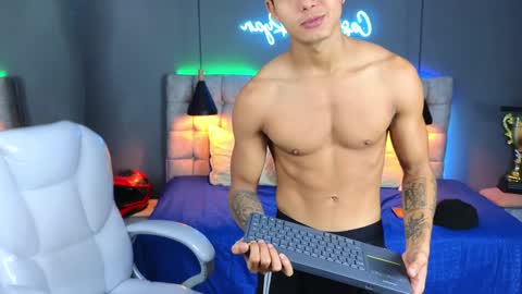 Snapshot of paradise_boy_s chatting on 12-10-24, 11:51 Ryan And Casper online show from 12-10-24, 11:51