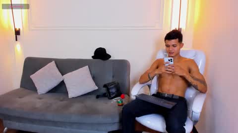 Snapshot of paradise_boy_s chatting on 11-20-25, 09:03 Ryan And Casper online show from 11-20-25, 09:03