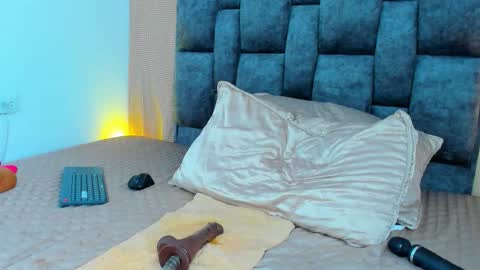 PAULA online show from 10-19-25, 08:42