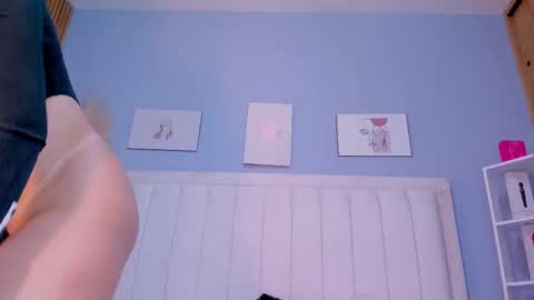 Snapshot of paula_brown18 chatting on 10-18-25, 01:01 Pau online show from 10-18-25, 01:01