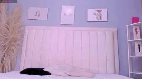 Snapshot of paula_brown18 chatting on 10-24-25, 07:43 Pau online show from 10-24-25, 07:43