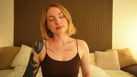 Snapshot of peach_in_stockings chatting on 07-17-26, 01:18 Kristina online show from 07-17-26, 01:18