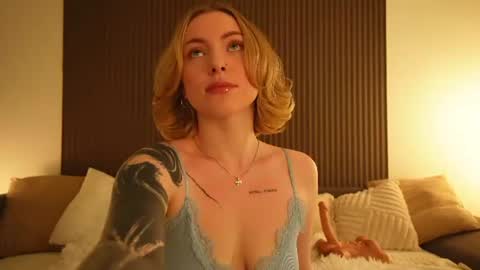 Snapshot of peach_in_stockings chatting on 07-20-26, 01:02 Kristina online show from 07-20-26, 01:02