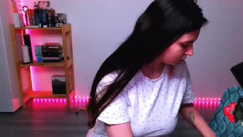 Snapshot of peachybabe__ chatting on 10-27-25, 04:22 Peachy online show from 10-27-25, 04:22