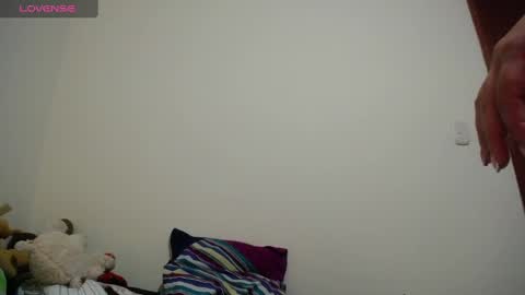 Snapshot of pearl_3 chatting on 02-25-25, 03:52 Pearl online show from 02-25-25, 03:52