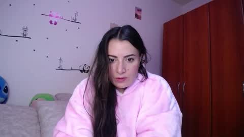 Snapshot of pearl_3 chatting on 09-27-25, 07:19 Pearl online show from 09-27-25, 07:19