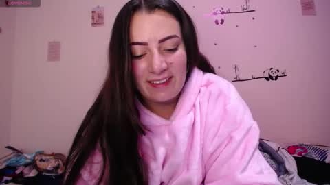 Snapshot of pearl_3 chatting on 10-15-25, 04:12 Pearl online show from 10-15-25, 04:12