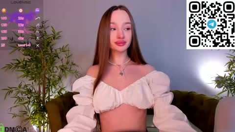 Snapshot of pearl_bloom chatting on 05-18-26, 01:02 Sex Leah online show from 05-18-26, 01:02