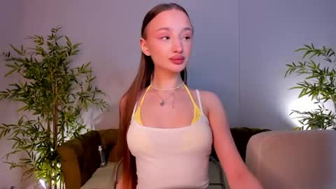 Snapshot of pearl_bloom chatting on 05-19-26, 01:00 Sex Leah online show from 05-19-26, 01:00