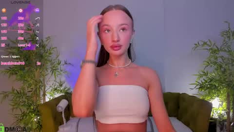 Snapshot of pearl_bloom chatting on 06-05-26, 12:17 Sex Leah online show from 06-05-26, 12:17
