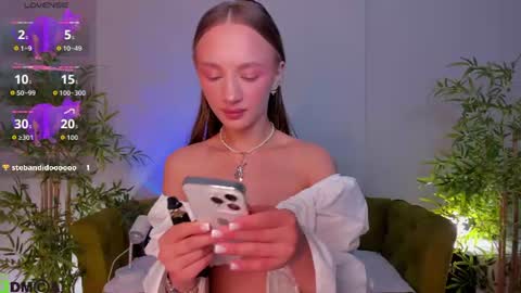 Snapshot of pearl_bloom chatting on 06-11-26, 01:05 Sex Leah online show from 06-11-26, 01:05