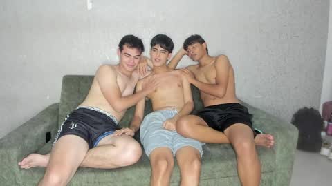 Snapshot of pelusos_mens chatting on 05-05-26, 07:44 CAIN-19 ALLEN-18 RONALD-18 AUSTIN-18 MOD DANTE online show from 05-05-26, 07:44