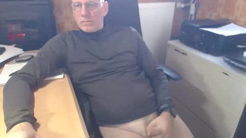 Snapshot of pemue65 chatting on 11-17-25, 12:44 Pemue65 online show from 11-17-25, 12:44