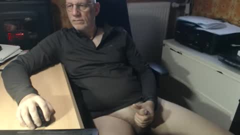 Snapshot of pemue65 chatting on 11-19-25, 07:52 Pemue65 online show from 11-19-25, 07:52