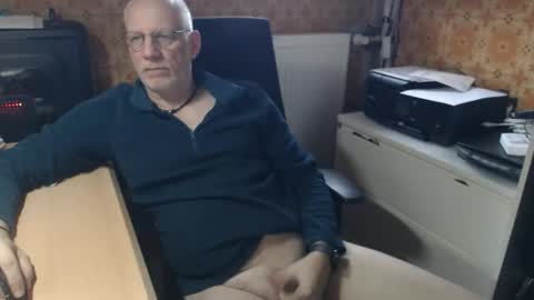 Snapshot of pemue65 chatting on 12-03-25, 09:18 Pemue65 online show from 12-03-25, 09:18