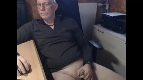 Snapshot of pemue65 chatting on 12-15-25, 08:18 Pemue65 online show from 12-15-25, 08:18