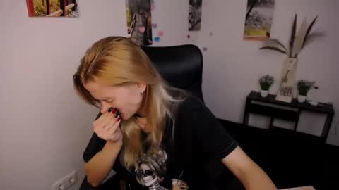 Mia online show from 09-17-25, 07:21