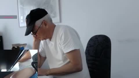 Snapshot of perdill chatting on 04-21-26, 06:09 Mr Pondaro online show from 04-21-26, 06:09