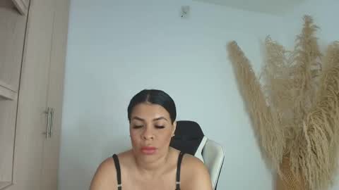 Snapshot of perla_milf4u chatting on 09-24-25, 08:23 PERLA online show from 09-24-25, 08:23