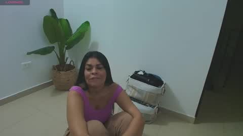 Snapshot of perla_milf4u chatting on 09-25-25, 11:19 PERLA online show from 09-25-25, 11:19